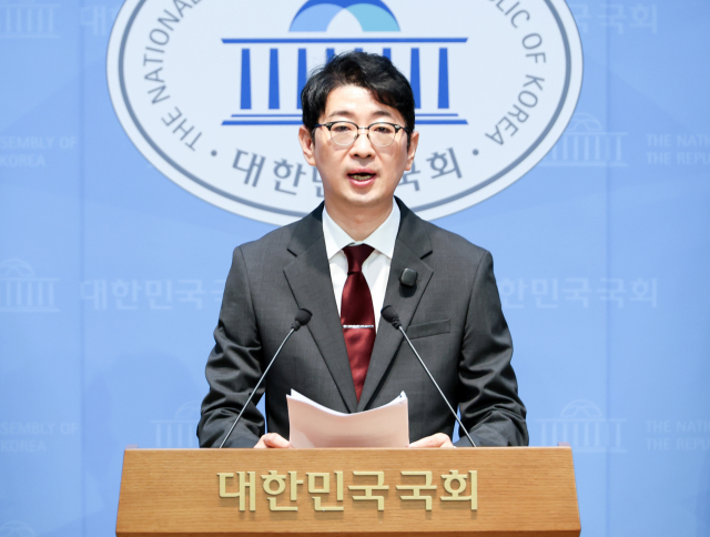 국민의힘 주진우 의원이 2일 국회 소통관에서 기자회견을 열고 지난해 제21대 대선 당시 일부 투표소에서 투표자 수가 정확히 100명씩 증가하거나 일정 시간 동안 한 명도 증가하지 않은 것으로 확인돼 선거관리위원회의 고의 조작이 의심된다고 주장하고 있다. 연합뉴스