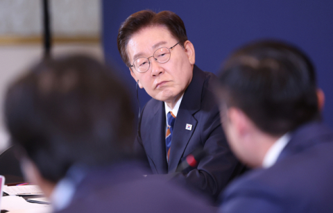 '증시 폭락' 속 李대통령 지지율 45.9%…취임 후 최저 기록