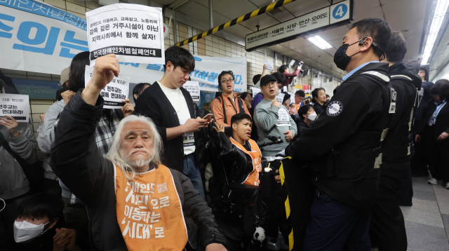출근길 장애인단체 시위에…혜화역 무정차 통과
