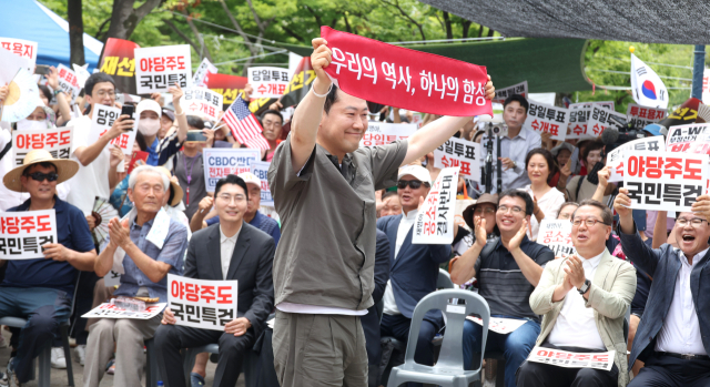 국민의힘 장동혁 대표가 25일 오후 경남 김해시 내동 거북공원에서 열린 6·3 참정권 침해 규탄 김해시민 집회에서 인사하고 있다. 연합뉴스