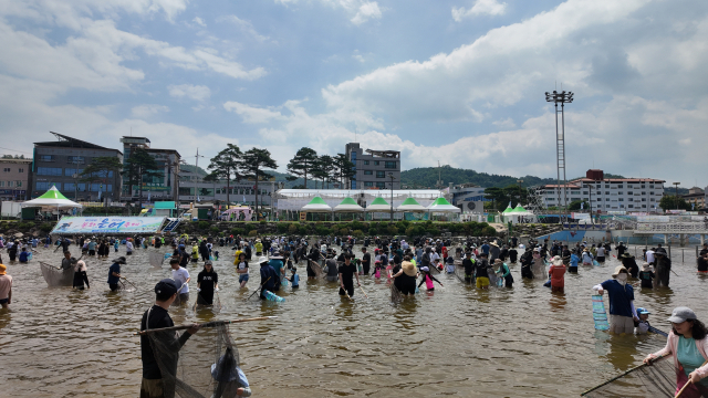 봉화은어축제는 지난 2일 내성천 특설무대에서 열린 폐막공연과 불꽃쇼를 끝으로 막을 내렸다. 봉화군 제공