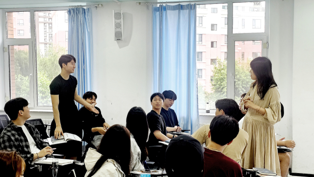 영남이공대학교 카지노&서베일런스 전공 학생들이 중국어 집중교육 프로그램 중 회화 수업에 참여하고 있는 모습. 영남이공대 제공