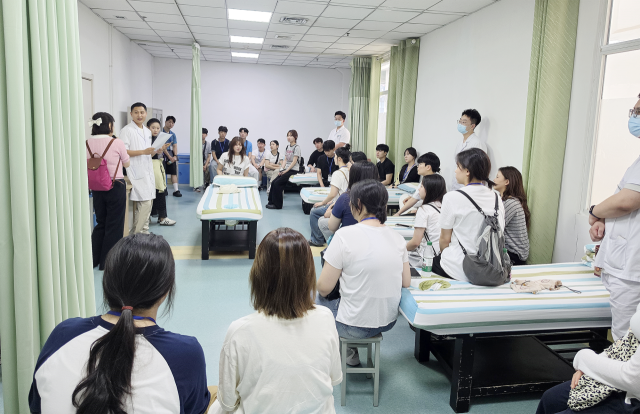 영남이공대학교 물리치료과 학생들이 치루의학대학교에서 경혈 및 추나 치료기술을 체험하고 있는 모습. 영남이공대 제공