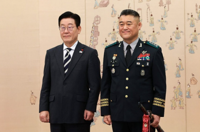이재명 대통령이 16일 청와대 본관에서 열린 3성 장군 진급·보직 신고 및 수치 수여식에서 한기성 제1군단장과 기념촬영을 하고 있다. 2026.1.16. 연합뉴스