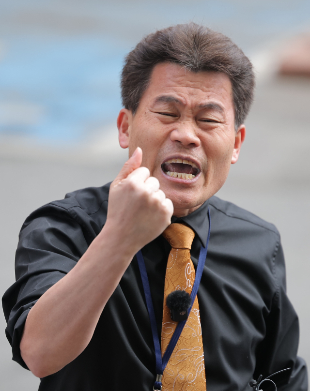전한길 언론인이 지난 3월 서울경찰청 형사기동대에 피의자 신분으로 조사를 받기 위해 들어가며 발언하고 있다. 연합뉴스