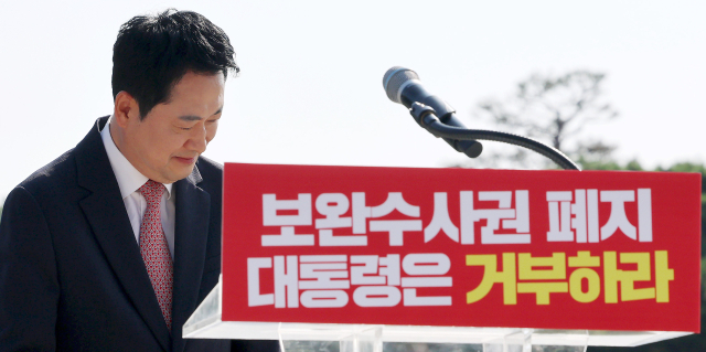 국민의힘 장동혁 대표가 3일 청와대 사랑채 앞에서 열린 현장 최고위원회의에 입장하고 있다. 연합뉴스