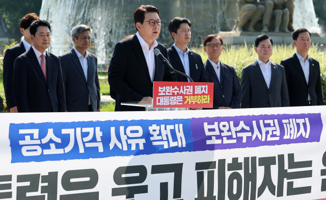 국민의힘 신동욱 최고위원이 3일 청와대 사랑채 앞에서 열린 현장 최고위원회의에서 형사소송법 개정안에 대한 이 대통령의 재의요구권 행사를 촉구하고 있다. 연합뉴스