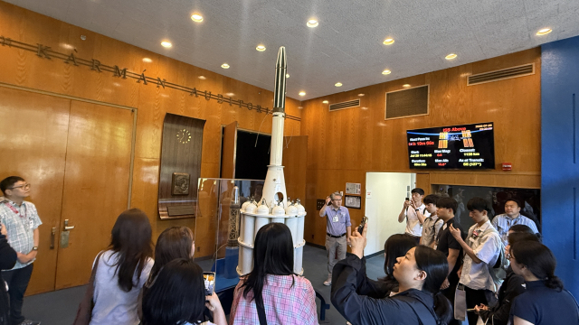 경북대학교 항공드론 혁신융합대학사업단이 지난달 25일부터 이달 2일까지 진행한 글로벌 연수 프로그램에 참가한 경북대·한서대 재학생들이 NASA 산하 제트추진연구소(JPL)를 방문해 미국 최초로 쏘아 올린 첫 번째 인공위성 익스플로러 1호(Explorer 1)에 대한 설명을 듣고 있다. 경북대 제공