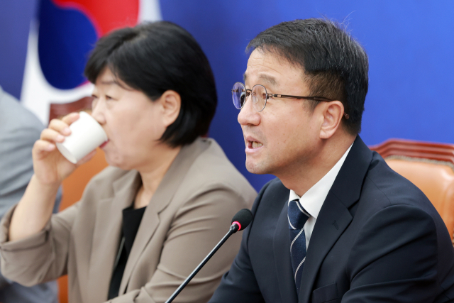 더불어민주당 한병도 대표 직무대행 겸 원내대표가 3일 국회에서 열린 형사소송법 개정 국민보고회에 참석해 발언하고 있다. 왼쪽은 국회 법제사법위원장인 민주당 서영교 의원. 연합뉴스