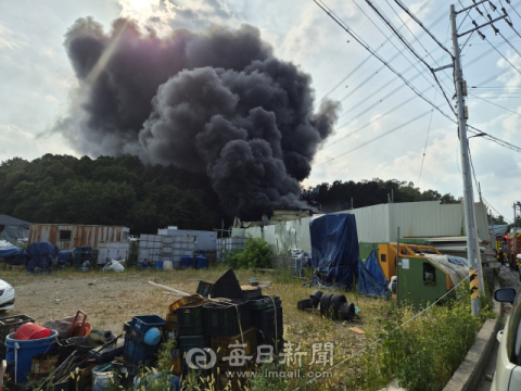 [2보] 경북 영천서 폐기물 처리 공장 보관 창고 화재…진화중