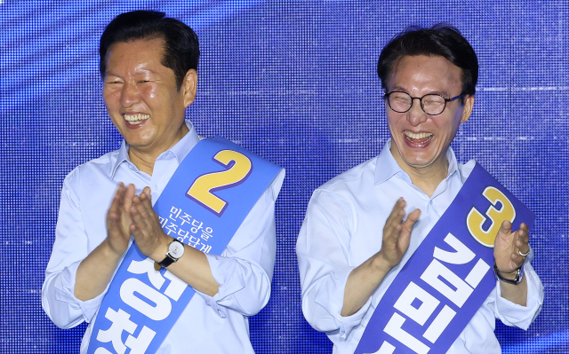 정청래, 김민석 당 대표 후보가 2일 부산 벡스코에서 열린 더불어민주당 당대표·최고위원 순회경선 합동연설회에서 미소 짓고 있다. 연합뉴스