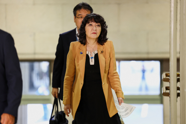 3일 일본 도쿄 재무성에 도착한 가타야마 사쓰키 일본 재무상이 미·일 공동 외환 대응 조치에 대해 취재진에게 입장을 밝히기 위해 이동하고 있다. 로이터 연합뉴스