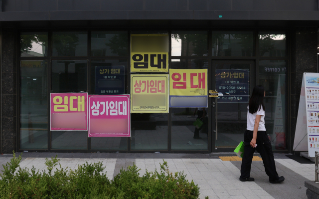 대구 북구의 한 아파트 상가에 임대 현수막이 줄지어 붙어있다. 매일신문DB