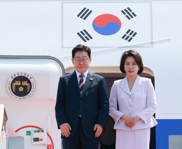 미국·남미·독일 순방을 마치고 귀국한 이재명 대통령과 김혜경 여사가 3일 성남 서울공항에 도착한 공군 1호기에서 환영객에게 인사하고 있다. 연합뉴스