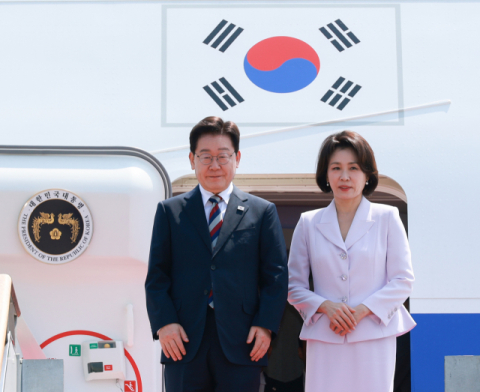 이 대통령 귀국하자마자 '부동산주식 시장 점검회의' 주재
