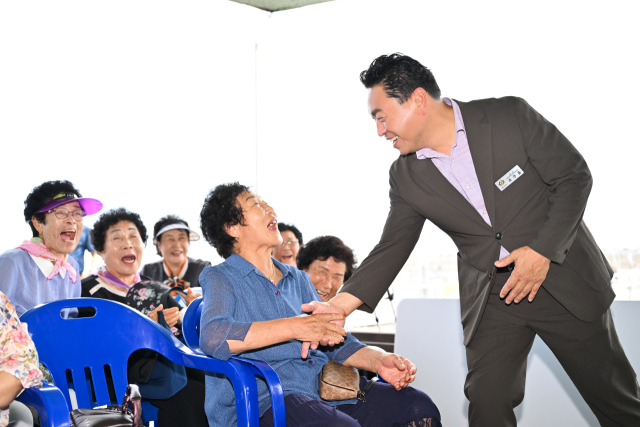 조주홍 경북 영덕군수가 경정해수욕장을 찾아 주민들에게 안부를 묻고 있다. 영덕군 제공