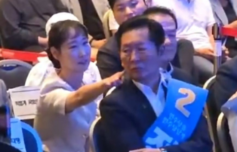 정청래에 '볼 콕'한 이지은 