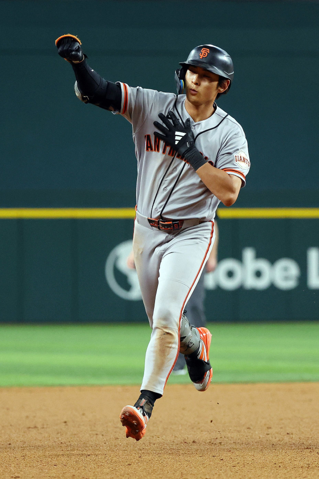 샌프란시스코 자이언츠의 이정후가 4일 미국 텍사스주 알링턴에서 열린 2026 MLB 텍사스 레인저스와의 경기 8회 솔로 홈런을 친 뒤 그라운드를 돌며 기뻐하고 있다. AFP 연합뉴스