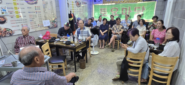 20년째 매주 화요일 세계지리산책 무료 강좌를 열고 있는 박찬석 전 총장. 박찬석 제공