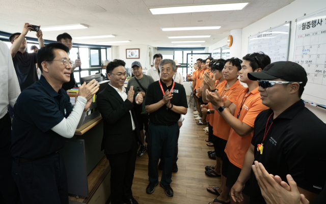 황종우 해양수산부 장관이 부산 해운대해수욕장 상황실을 찾아 안전관리요원들을 격려하고 운영 현황을 점검하고 있다. [사진=해수부]