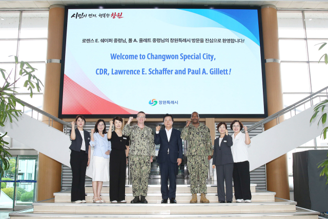 강기윤 창원특례시장과 로렌스 E. 쉐이퍼 주한미해군진해부대장 등 관계자들이 접견 후 기념촬영을 하고 있다. [사진=창원시]