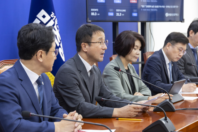 더불어민주당 한병도 당 대표 직무대행 겸 원내대표가 4일 국회에서 열린 원내대책회의에서 정부가 발표한 2026 세제 개편안과 관련해 발언하고 있다. 연합뉴스