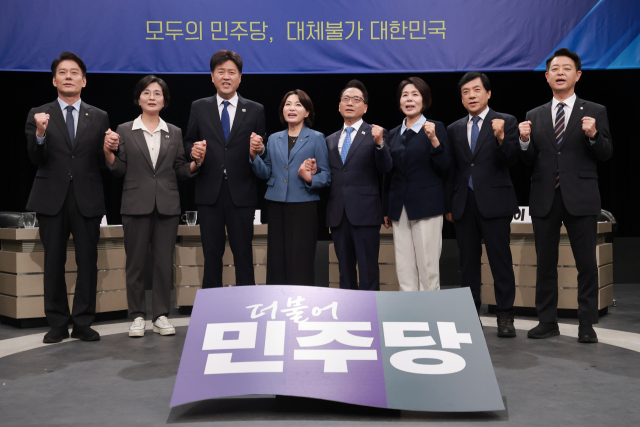 더불어민주당 최고위원 후보들이 3일 경기 부천시 OBS경인TV에서 열린 최고위원 후보자 방송토론회에 참석해 기념 촬영하고 있다. 왼쪽부터 한민수·임미애 ·김용·서미화·박선원·최민희·이성윤·김영호 후보. 연합뉴스