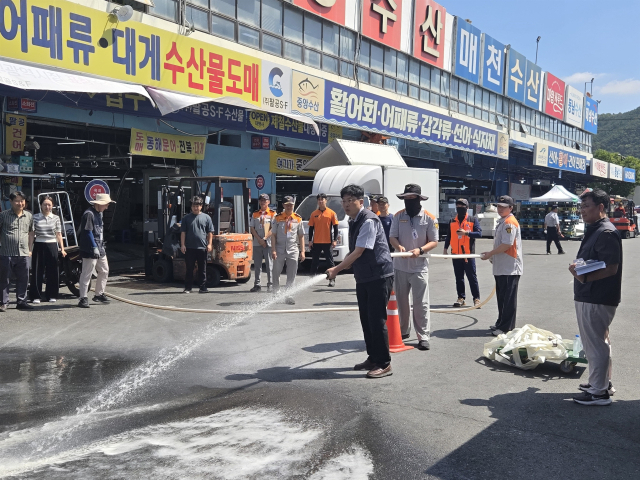 대구농수산물유통관리공사가 지난달 30일 대구 북구 매천동 농수산물도매시장 수산동 일원에서 태전119안전센터, 의용소방대와 