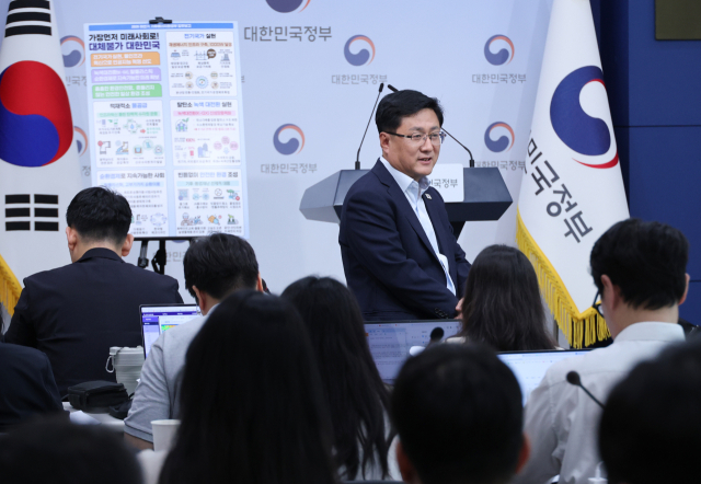 김성환 기후에너지환경부 장관이 3일 서울 종로구 정부서울청사 별관에서 열린 기후부 업무보고 사전브리핑을 앞두고 기후위기에 대해 언급하고 있다. 연합뉴스