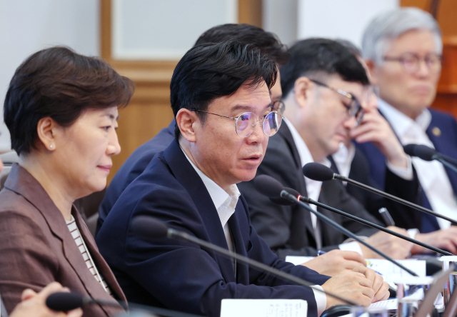 김영훈 고용노동부 장관이 4일 청와대에서 열린 이재명 대통령 주재 국무회의에서 발언하고 있다. 연합뉴스