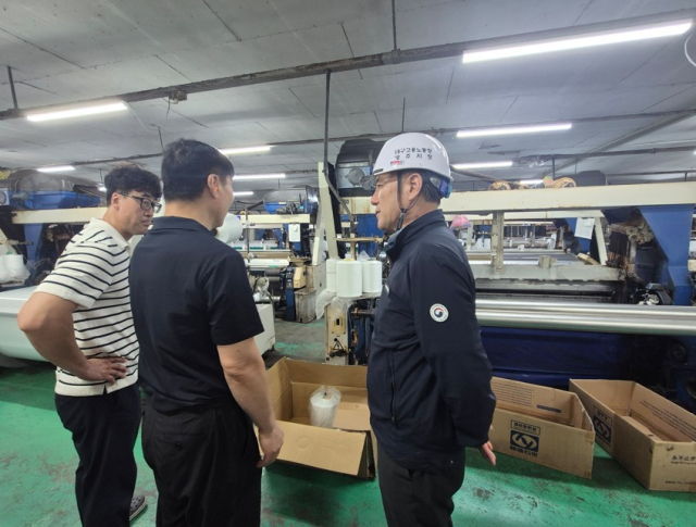 심인섭 고용노동부 영주지청장이 직접 건설현장을 직접 찾아 현장 점검을 하고 있다. 영주지청 제공