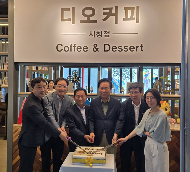 지난 3일 안동시청 웅부관 1층에 새롭게 오픈한 경북안동지역자활센터 자활기업 디오커피 오픈식이 진행됐다. 사진 왼쪽부터 김병상 자활센터 운영위원장, 박경구 경북안동지역자활센터장, 이수형 경북장애인재활협회장, 권기창 안동시장, 이영식 안동시 행정안전국장, 김진희 사회복지과장이 떡케이크를 절단하고 있다. 김영진 기자
