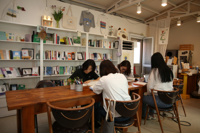지난 2일 오후 대구 동구 지저동에 있는 책방 