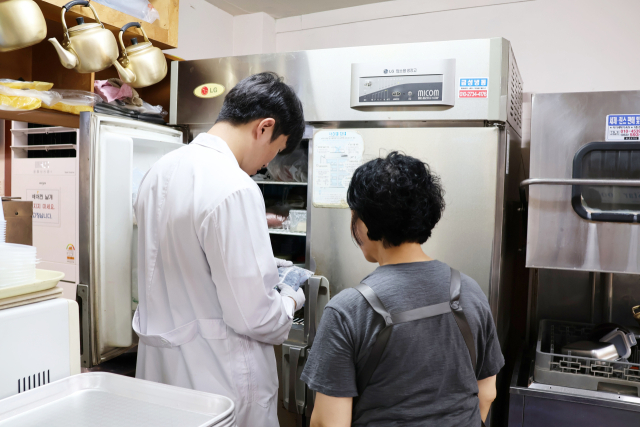 대구 신세계가 지난 3일 동구 신암동 동서시장 내 음식점을 대상으로 상인들과 함께 식품위생 환경개선 활동을 시행했다. 대구 신세계 제공