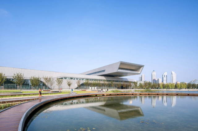 용의 몸통처럼 중정을 둘러싸고 있는 전시관, 반작이는 여의주는 LED 돔 극장이다.