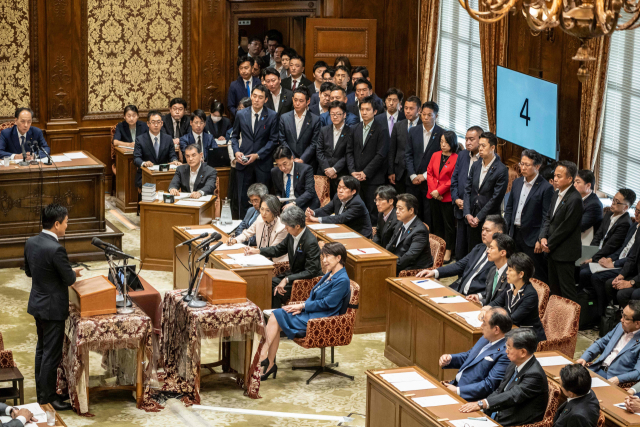 다카이치 사나에 일본 총리(아래 가운데)가 지난달 15일 도쿄 국회에서 열린 중·참 양원 국가기본정책위원회 합동심사회에 참석하고 있다. AFP 연합뉴스