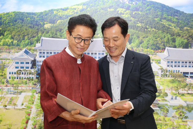 최유철 의성군수(오른쪽)가 지난 3일 경북도청에서 이철우 경북도지사를 만나 의성군 주요사업에 대한 추진 방향을 설명하고 있다. 의성군 제공