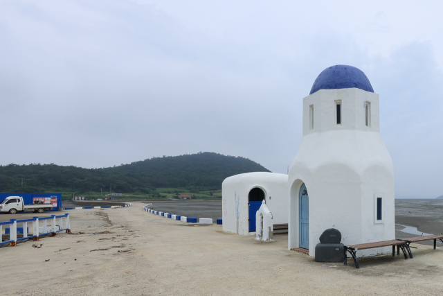 대기점도 선착장에 내리면 처음 만나게 되는 예배당 