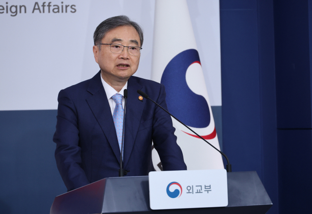 부처 장관 업무보고 후 장외에서 신경전