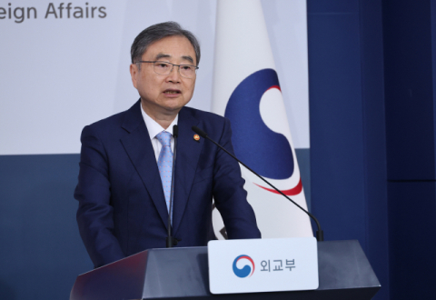 부처 장관 업무보고 후 장외에서 신경전