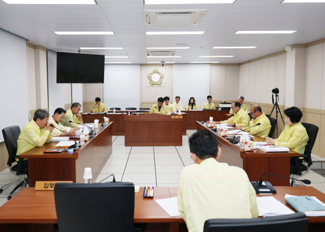 지난 4일 홍점표 의장을 비롯한 영양군의회는 집행부와 긴급 간담회를 열고 폭염과 가뭄에 대한 대책 회의를 진행하고 있다. 영양군의회 제공