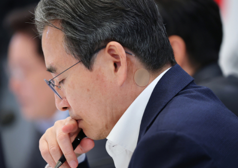 靑, 김용범 책임론 일축…