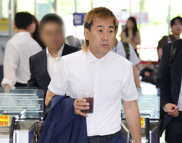 김병지 대한축구협회 부회장이 30일 국회에서 열릴 문화체육관광위원회 대한축구협회 현안 관련 청문회에 출석하기 위해 본청으로 들어서고 있다. 연합뉴스