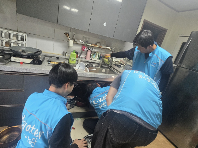 K-water 봉화수도지사(지사장 이재명)는 봉화군 지역 저소득층 및 취약계층 18가구를 대상으로 노후 등기구와 수전을 교체하는 주거환경 개선 지원 사업을 실시했다. 봉화수도지사 제공