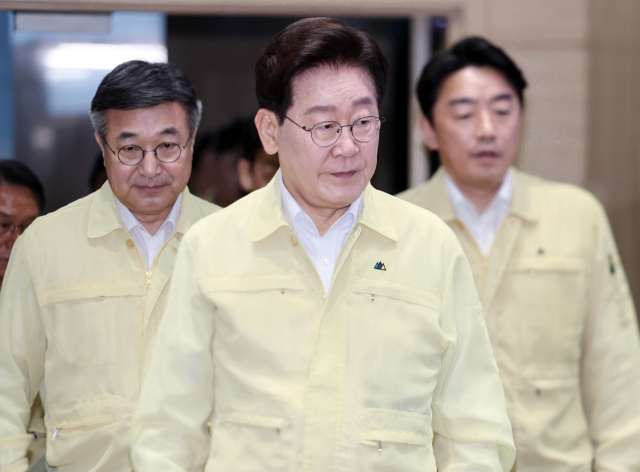 이재명 대통령이 6일 정부서울청사 중앙재난안전상황실에서 열린 폭염·가뭄 대처상황 점검회의에 입장하고 있다. 연합뉴스