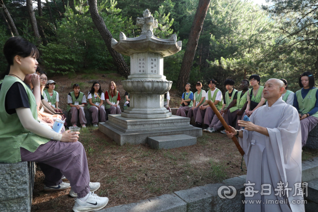 동화사 템플스테이를 찾은 경북대 외국인 교환학생들이 혜문 스님과 