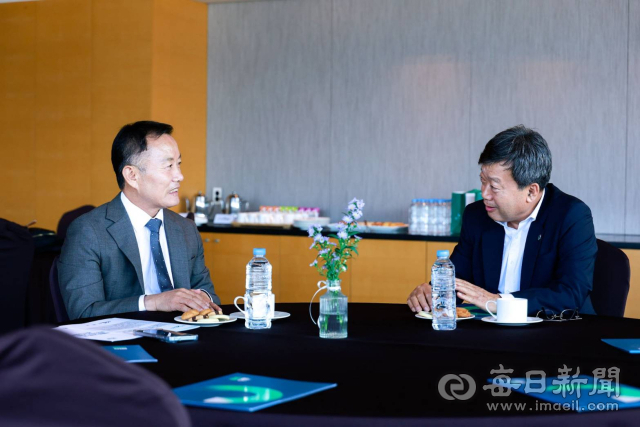 남한권(우측) 울릉군수와 김태성 신안군수가 6일 여수서 만나 국토외곽 먼섬 지원 특별법 일부개정법률안