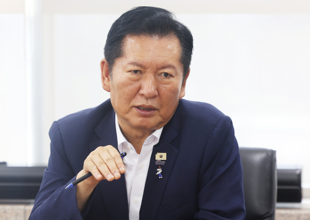 더불어민주당 정청래 당 대표 후보가 6일 경기도 수원시 권선구 한국노총 경기지역본부에서 열린 정책간담회에서 발언하고 있다. 연합뉴스