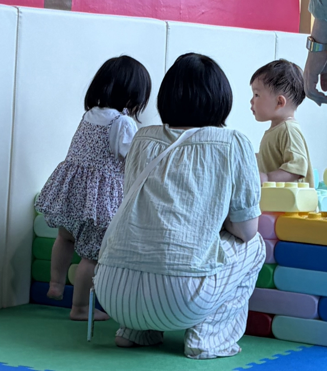 키즈카페에서 처음 만난 또래 아이와 함께 놀고 있는 태서. 아이를 통해 낯선 사람과도 자연스럽게 인사를 나누고 대화를 시작하게 됐다.