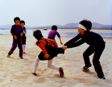 [매일신문 전국 어린이  사진공모전 70년]<1984년 30회>노력상 빈일열 작 '술래야 잡아라'